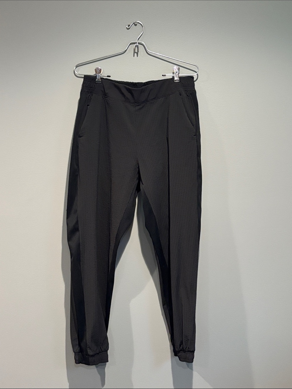 Athleta Textured Brooklyn Jogger Black Ankle-Length Performance Joggers